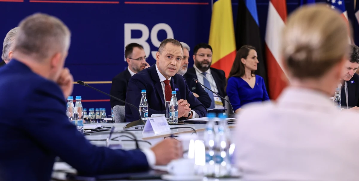 Na spotkaniu grupy B9 w Bukareszcie kluczowym tematem były relacje transatlantyckie i zagrożenie ze strony Rosji. Prezydent Polski Karol Nawrocki podkreślił rolę Stanów Zjednoczonych w NATO. "Rozbijanie relacji państw europejskich ze Stanami Zjednoczonymi jest w interesie Federacji Rosyjskiej. Wszyscy powinniśmy mieć tego głęboką świadomość" - mówił Nawrocki.