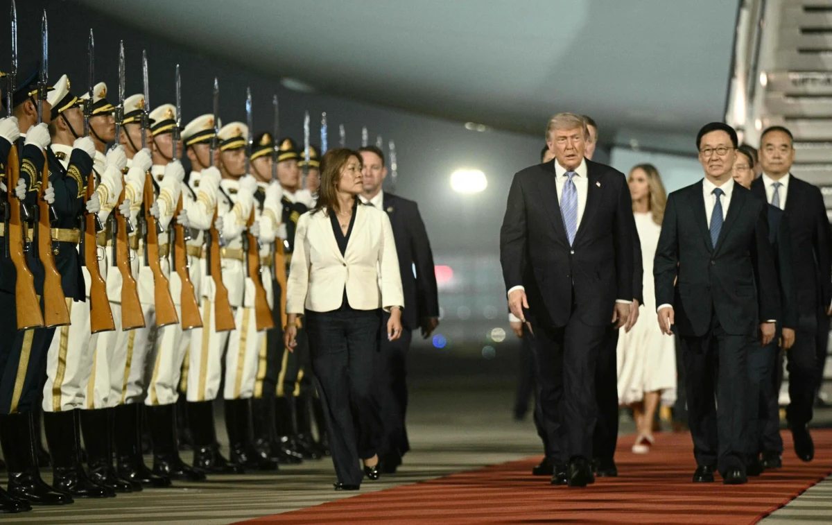 Samolot z prezydentem USA Donaldem Trumpem wylądował w środę w Pekinie. To pierwsza wizyta amerykańskiego przywódcy w Chinach od 2017 roku. Wśród spodziewanych tematów jego rozmów z przewodniczącym ChRL Xi Jinpingiem są napięte relacje handlowe, wojna USA z Iranem i Tajwan.