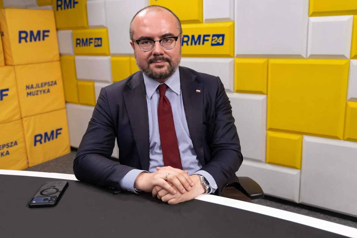 "Moim zdaniem nie wiedział o tym nikt" - mówił w Popołudniowej rozmowie w RMF FM Paweł Jabłoński, pytany o to, czy ktoś z ważnych polityków Prawa i Sprawiedliwości wiedział o wyjeździe Zbigniewa Ziobry z Węgier do USA. "To nie jest korzystne z punktu widzenia naszego planu politycznego. Wolelibyśmy mówić o problemach polskiego państwa, służby zdrowia" - dodał, odnosząc się do uwagi mediów skupionej na historii byłego ministra sprawiedliwości. 