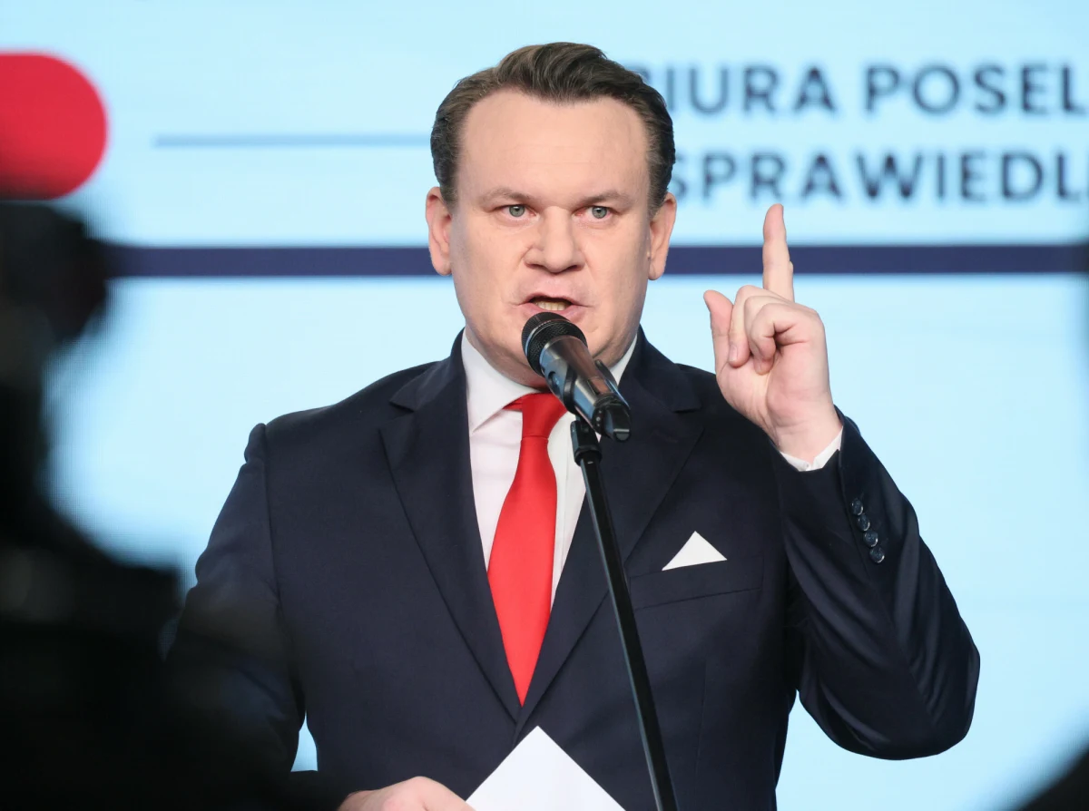 Dominik Tarczyński, europoseł PiS, nie został wpuszczony do Wielkiej Brytanii, gdzie miał wziąć udział w patriotycznym marszu. Brytyjskie służby uznały, że jego obecność nie służy dobru publicznemu. Wicepremier Radosław Sikorski radzi politykowi "stonować wypowiedzi". Reakcję szefa polskiej dyplomacji ostro skrytykował na antenie RMF FM poseł PiS Paweł Jabłoński.