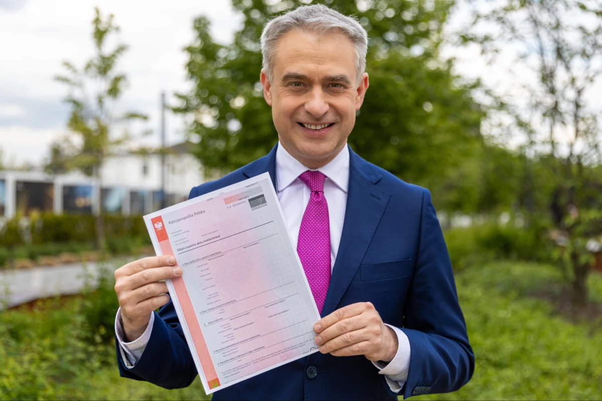 Wicepremier i minister cyfryzacji Krzysztof Gawkowski podpisał projekt rozporządzenia zmieniającego wzory aktu małżeństwa w sprawie par jednopłciowych. "Teraz czas na ministra spraw wewnętrznych i administracji" - oświadczył. Przyspieszenie prac w tej sprawie ogłosił wczoraj przed posiedzeniem rządu premier Donald Tusk.
