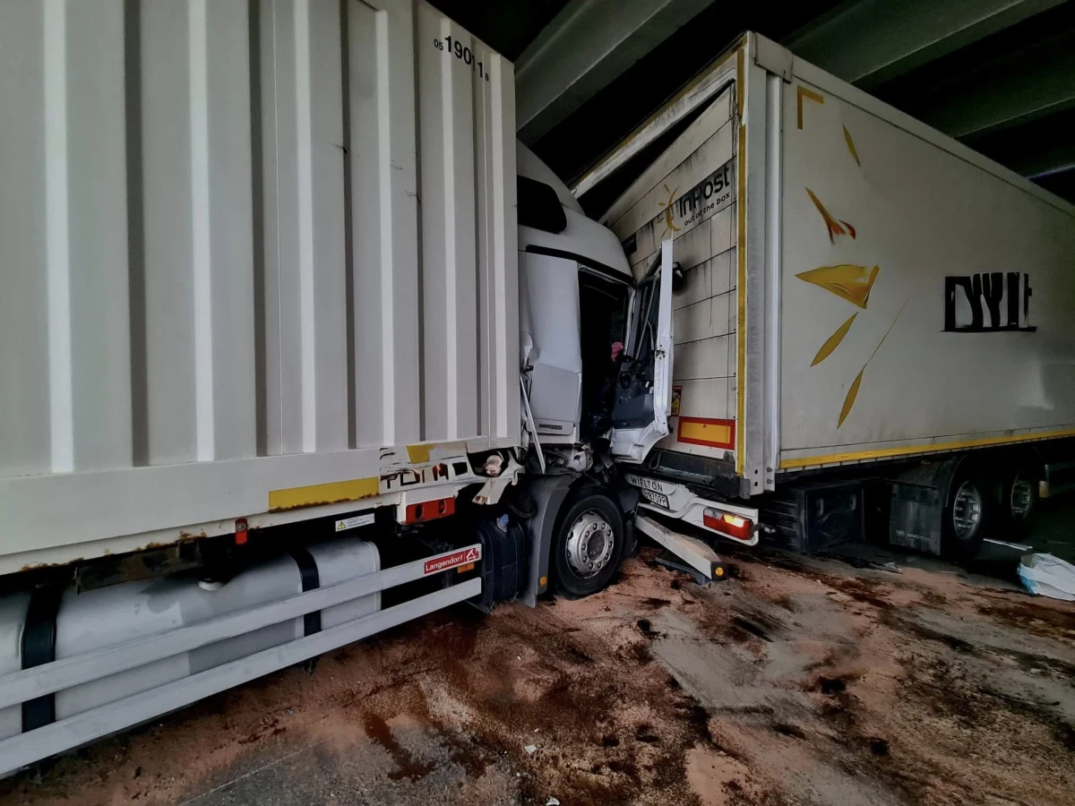 Na autostradzie A1 w kierunku Katowic występują utrudnienia. W miejscowości Szczepocice Rządowe w Łódzkiem doszło do zderzenia dwóch pojazdów ciężarowych. Obecnie w kierunku Katowic zamknięte są trzy pasy, ruch odbywa się jednym pasem, a utrudnienia mogą potrwać do godz. mniej więcej 9.