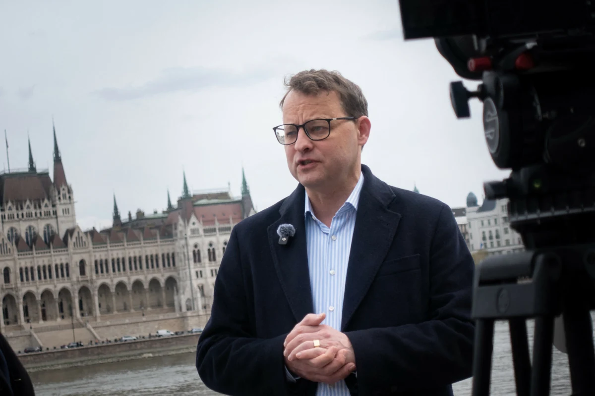 Marcin Romanowski, polityk PiS, były wiceminister sprawiedliwości w rządzie Mateusza Morawieckiego, jest poszukiwany Europejskim Nakazem Aresztowania. Nie przebywa już w mieszkaniu w Budapeszcie, ale nie wiadomo, czy opuścił Węgry, gdzie przebywał wraz ze Zbigniewem Ziobrą. Na platformie X opublikował dziś nagranie, w którym nie zdradził, gdzie jest, za to powiedział: Dziękuję wszystkim za wsparcie, zwłaszcza naszym węgierskim braciom, którzy sami teraz potrzebują obrony przed 'węgierskim Tuskiem'. Ale nie cofniemy się, nie zatrzymamy się. Walczę dalej dla zwycięstwa Polski z tymi marionetkami z Brukseli i Berlina".