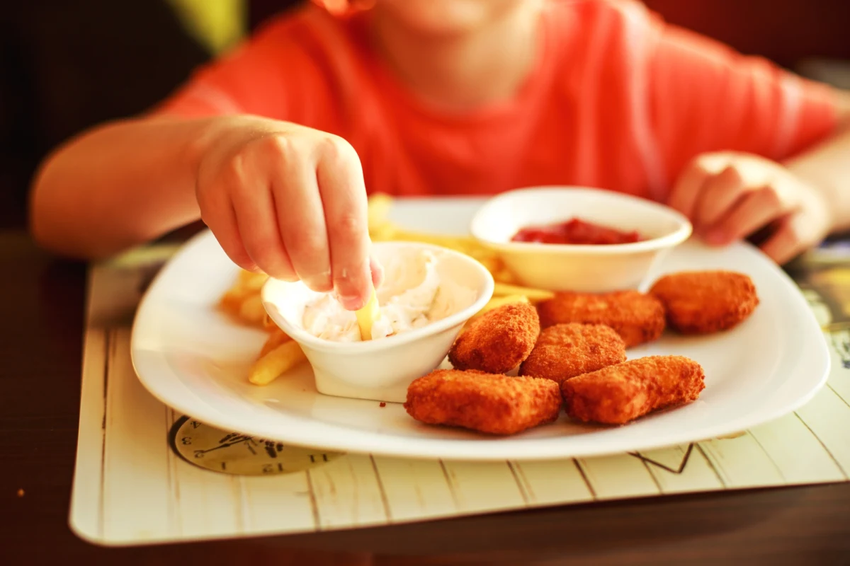 Od sierpnia w krajach Unii Europejskiej zacznie obowiązywać zakaz używania jednorazowych plastikowych saszetek na przyprawy, sosy i cukier w lokalach gastronomicznych serwujących posiłki na miejscu. Nowe przepisy mają na celu radykalne ograniczenie ilości odpadów plastikowych i zmuszą restauracje, bary oraz hotele do stosowania ekologicznych alternatyw wielokrotnego użytku. To początek szerszych zmian, które do 2030 roku obejmą kolejne rodzaje jednorazowych opakowań.