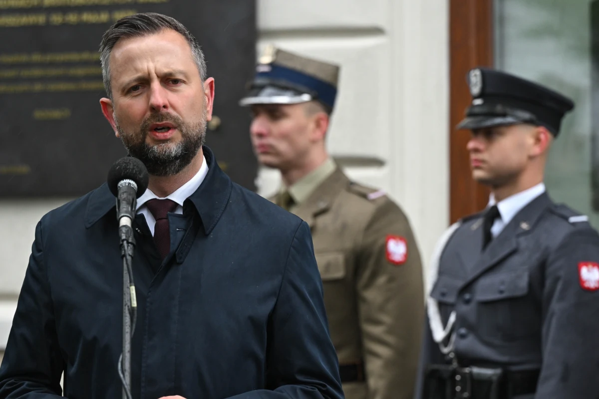 Nie zmniejsza się liczba amerykańskich żołnierzy w Polsce - zapewnił na konferencji prasowej szef MON Władysław Kosiniak-Kamysz. To reakcja na wczorajszy artykuł amerykańskiego portalu Army Times, że siły lądowe USA nagle odwołały planowane wcześniej rotacyjne przemieszczenie ponad 4 tys. żołnierzy brygady pancernej do Polski.