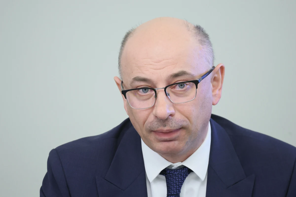 Rozłam w koalicji rządowej w sprawie wyboru nowego szefa Instytutu Pamięci Narodowej. PSL i część posłów Polski2050 - podobnie jak PiS i Konfederacja - poprze w jutrzejszym głosowaniu w Sejmie Mateusza Szpytmę. To kandydat rekomendowany na stanowisko szefa IPN przez kolegium Instytutu.