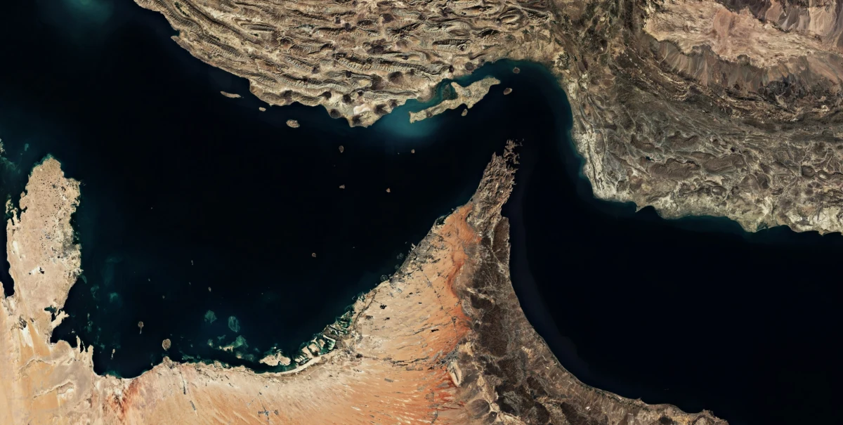 Porwanie statku u wybrzeży Zjednoczonych Emiratów Arabskich w pobliżu blokowanej przez Iran cieśniny Ormuz. Informację podała brytyjska agencja monitorująca bezpieczeństwo żeglugi UKMTO. Nie wiadomo, kim są porywacze.