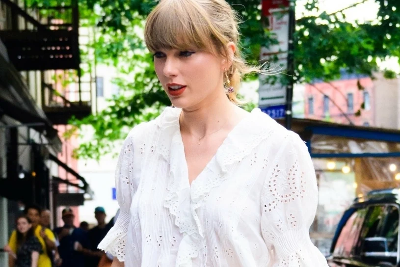 Latem ten kolor zrobi furorę. Taylor Swift już nosi niekwestionowany hit