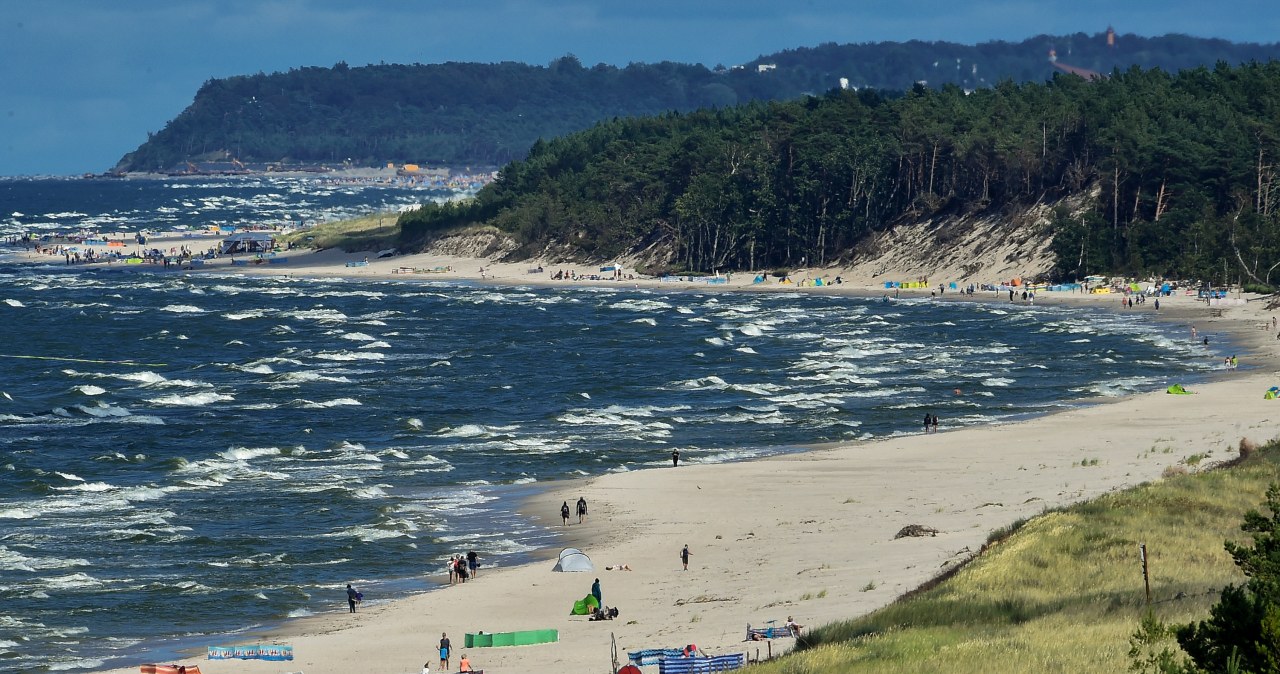 Dębki zachwycają spokojem. Seniorzy chwalą szeroką plażę i sosnowe lasy