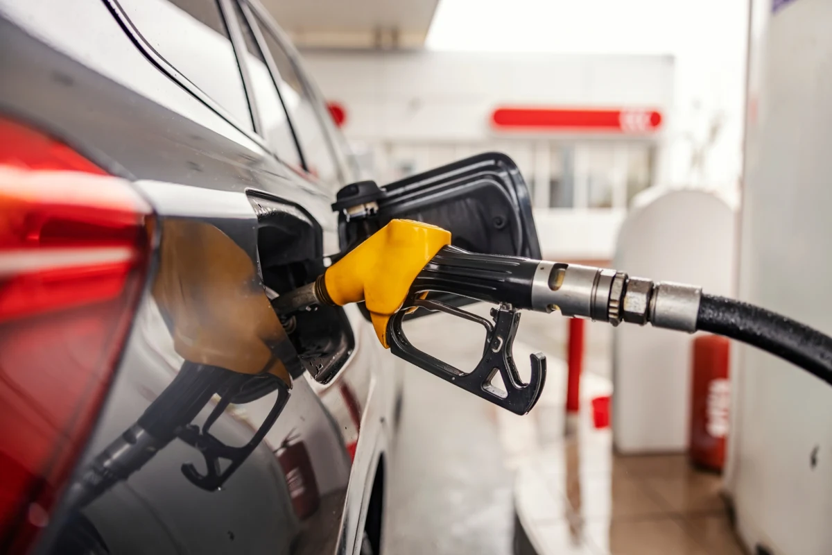 Minister energii opublikował najnowsze obwieszczenie w sprawie cen paliw. W piątek 15 maja za litr benzyny 95 zapłacimy nie więcej niż 6,39 zł, benzyny 98 - 6,98 zł, a oleju napędowego - 6,85 zł. Oznacza to, że utrzymane zostały ceny maksymalne benzyny, a o 13 groszy spadła cena maksymalna oleju napędowego.