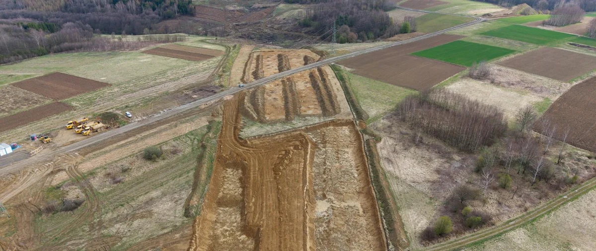 Fragment Via Carpatii w woj. podkarpackim powstanie z opóźnieniem. Chodzi o 12,5 km odcinek S19 Domaradz – Krosno (Iskrzynia). Generalna Dyrekcja Dróg Krajowych i Autostrad odstąpiła od umowy z wykonawcą, spółką Mostostal Warszawa. Powodem są narastające opóźnienia oraz zmiany projektowe niezgodne z decyzją środowiskową – informuje rzeczniczka rzeszowskiego oddziału GDDKiA Joanna Rarus.
