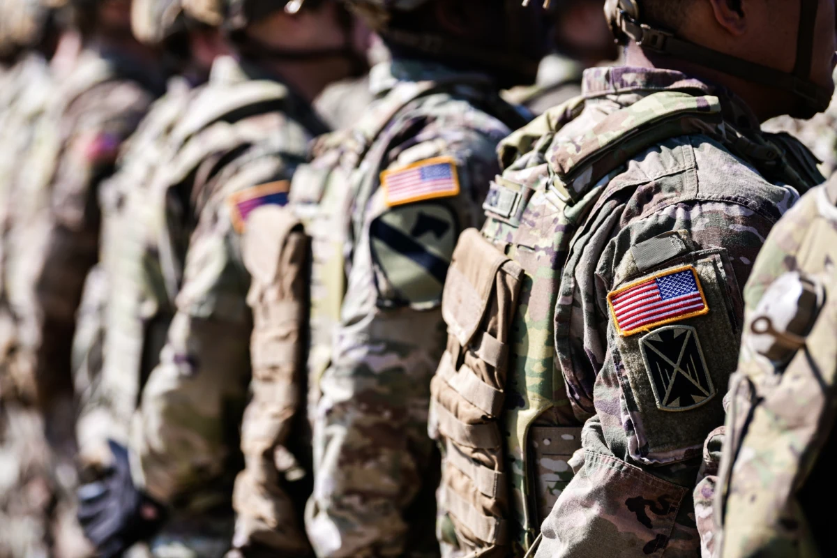 Wiemy, że USA pracują nad dostosowaniem swojej obecności wojskowej w Europie; położenie nacisku na siły rotacyjne nie wpłynęłoby na plany odstraszania i obrony NATO - przekazało Polskiej Agencji Prasowej źródło w Kwaterze Głównej NATO. To reakcja na doniesienia amerykańskich mediów o wstrzymaniu planowanego przerzutu 4 tys. żołnierzy USA do Polski.