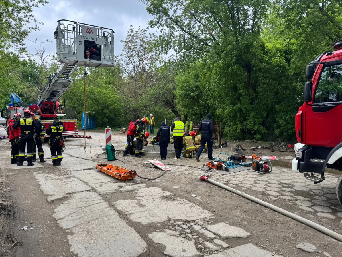 W środowy poranek na terenie budowy przy ulicy Antoniewskiej w warszawskiej dzielnicy Mokotów doszło do groźnego wypadku. 22-letni pracownik został uwięziony na głębokości około 5 metrów w studni. Na miejscu przez wiele godzin trwała skomplikowana akcja ratunkowa.