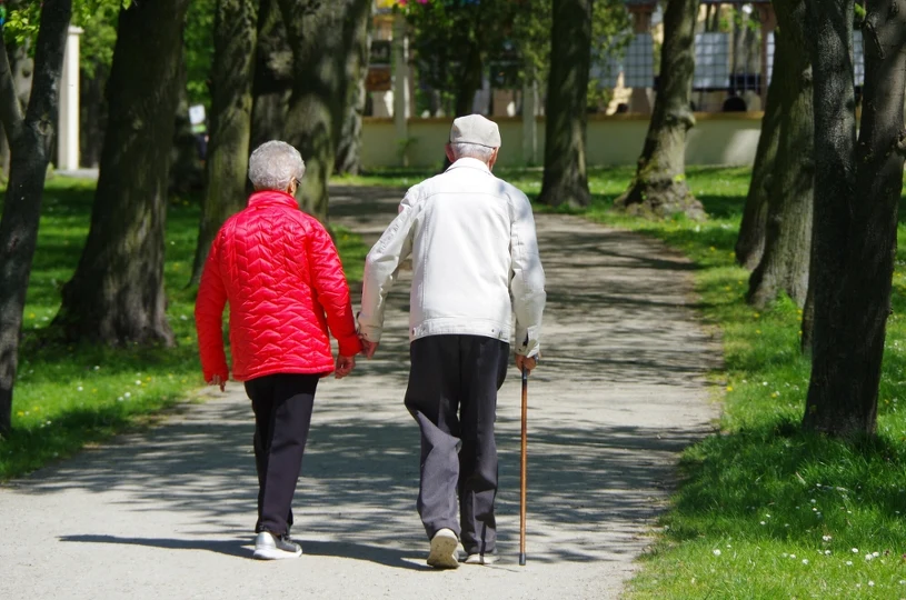 Zniżki na leki, zabiegi i w sklepach. Wystarczy ukończyć odpowiedni wiek