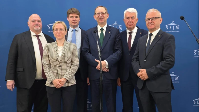 Szef MON grzmi. Prorosyjski polityk AfD pojawił się w Sejmie