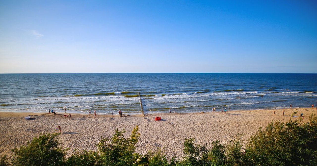 Szeroka plaża i cisza nad Bałtykiem. Mała miejscowość ma status uzdrowiska