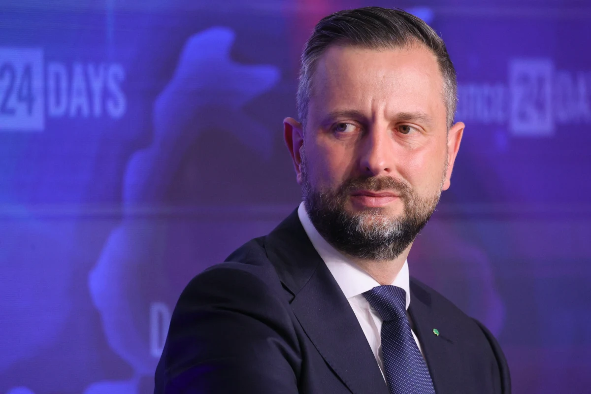 W Sejmie zawrzało po konferencji prasowej z udziałem polityków niemieckiej AfD, zorganizowanej przez posłów Konfederacji Korony Polskiej. Wicepremier i szef MON, Władysław Kosiniak-Kamysz, nie przebierał w słowach, ostro krytykując działania ugrupowania Grzegorza Brauna. "Oni już się nawet nie kryją. Braun właśnie pokazał, po której jest stronie. I nie jest to strona Polski" – napisał później  na platformie X.