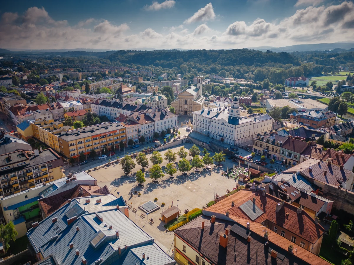 Gorlice to malownicza miejscowość położona u bram Beskidu Niskiego, która skrywa wyjątkową historię. To właśnie tutaj, w połowie XIX wieku, rozbłysła pierwsza na świecie uliczna lampa naftowa – wynalazek Ignacego Łukasiewicza, który na zawsze odmienił nie tylko Gorlice, ale i świat. 