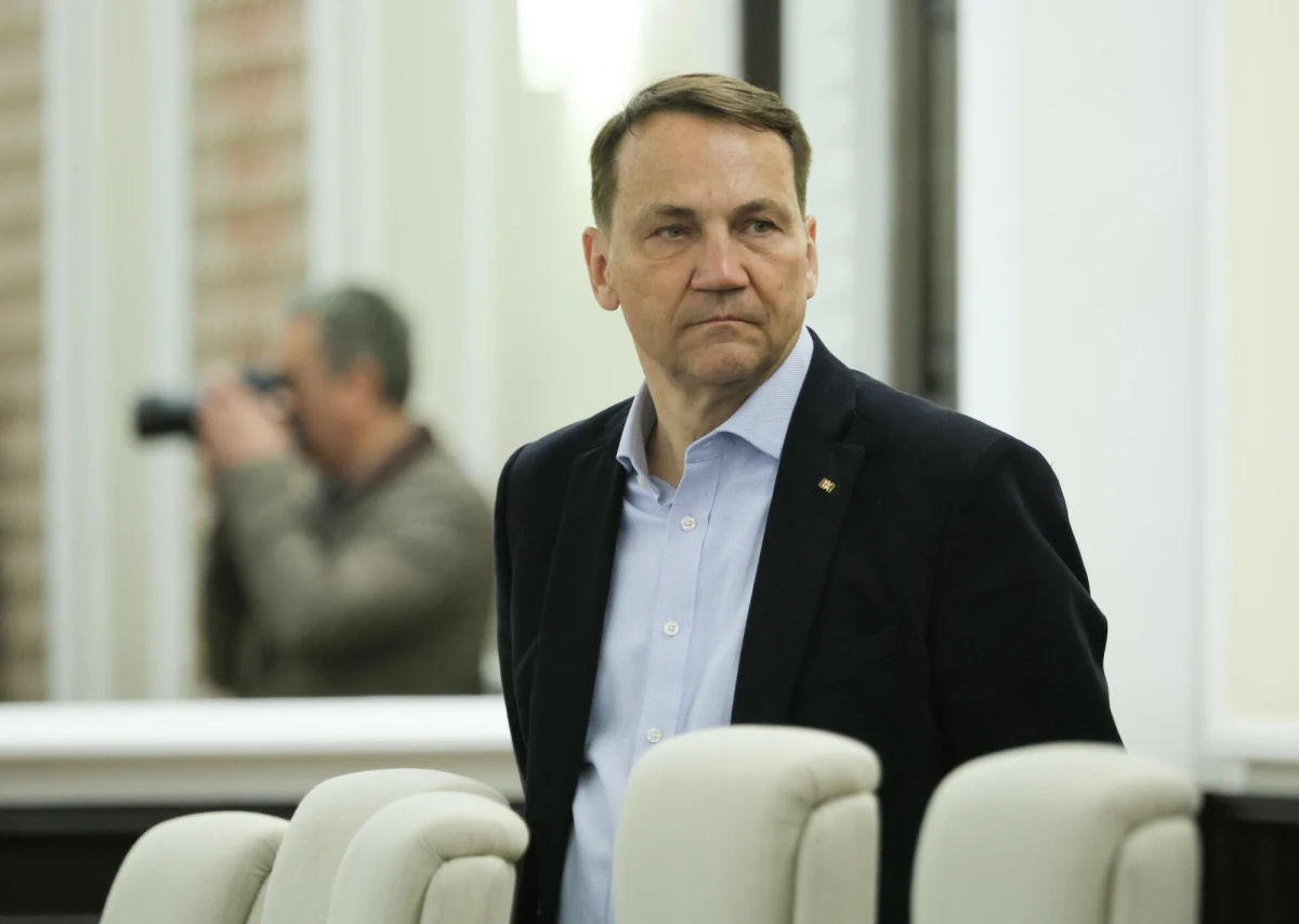 Radosław Sikorski spotkał się z ambasadorem USA w Polsce Tomem Rose'em. Według resortu dyplomacji wśród tematów rozmowy była m.in. gotowość do przyjęcia dodatkowych wojsk USA w Polsce oraz współpraca w sprawie surowców krytycznych. Mówiono też o wyjeździe Zbigniewa Ziobry do USA.