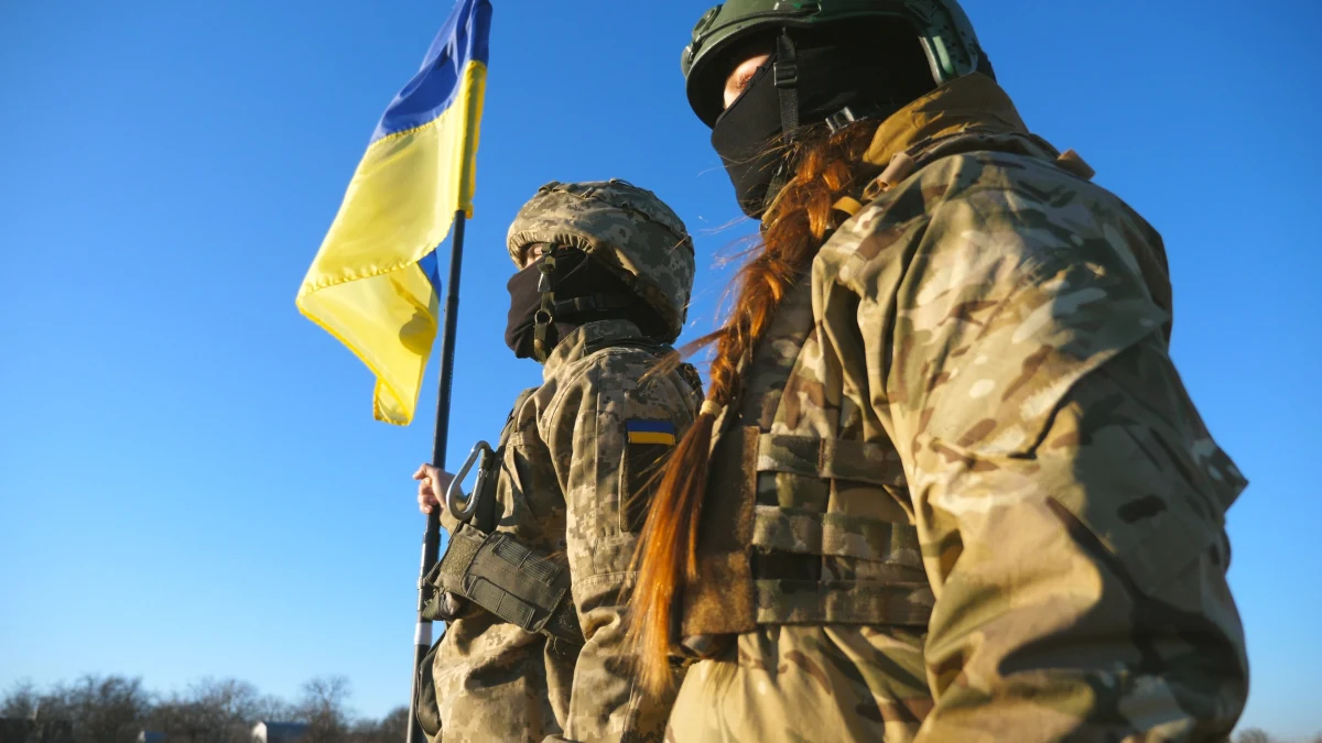 Wojna na Ukrainie nie przypomina już tej sprzed czterech lat – dziś to nie czołgi, a drony decydują o życiu i śmierci na froncie. O tym, jak wygląda codzienność w strefie walk, z jakimi wyzwaniami mierzą się kobiety w mundurach i dlaczego stereotypy bywają groźniejsze niż wrogi ostrzał, opowiadały ukraińskie żołnierki podczas kongresu Impact’26 w Poznaniu.