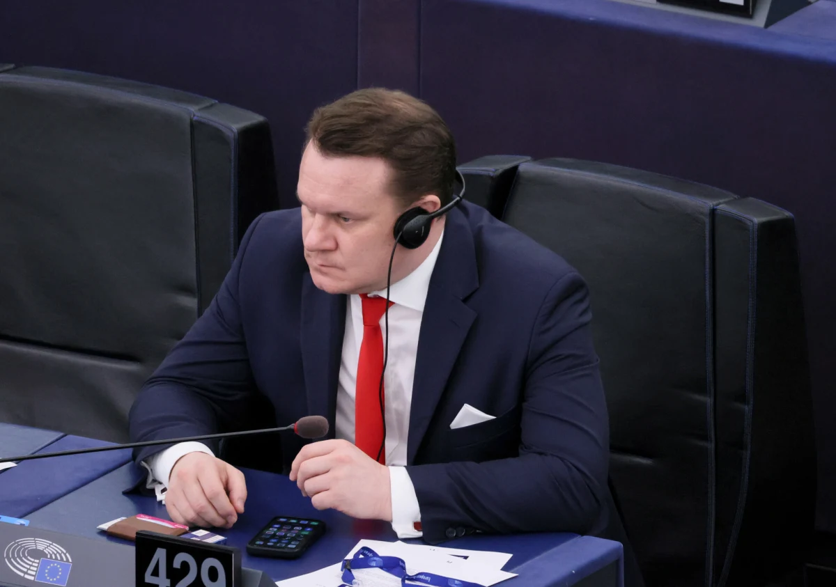Polski eurodeputowany Dominik Tarczyński (PiS) nie został wpuszczony na terytorium Wielkiej Brytanii. Decyzja brytyjskich służb wywołała natychmiastową reakcję liderów frakcji Europejskich Konserwatystów i Reformatorów w Parlamencie Europejskim, którzy w specjalnym liście do premiera Keira Starmera domagają się szczegółowego wyjaśnienia tej sytuacji.