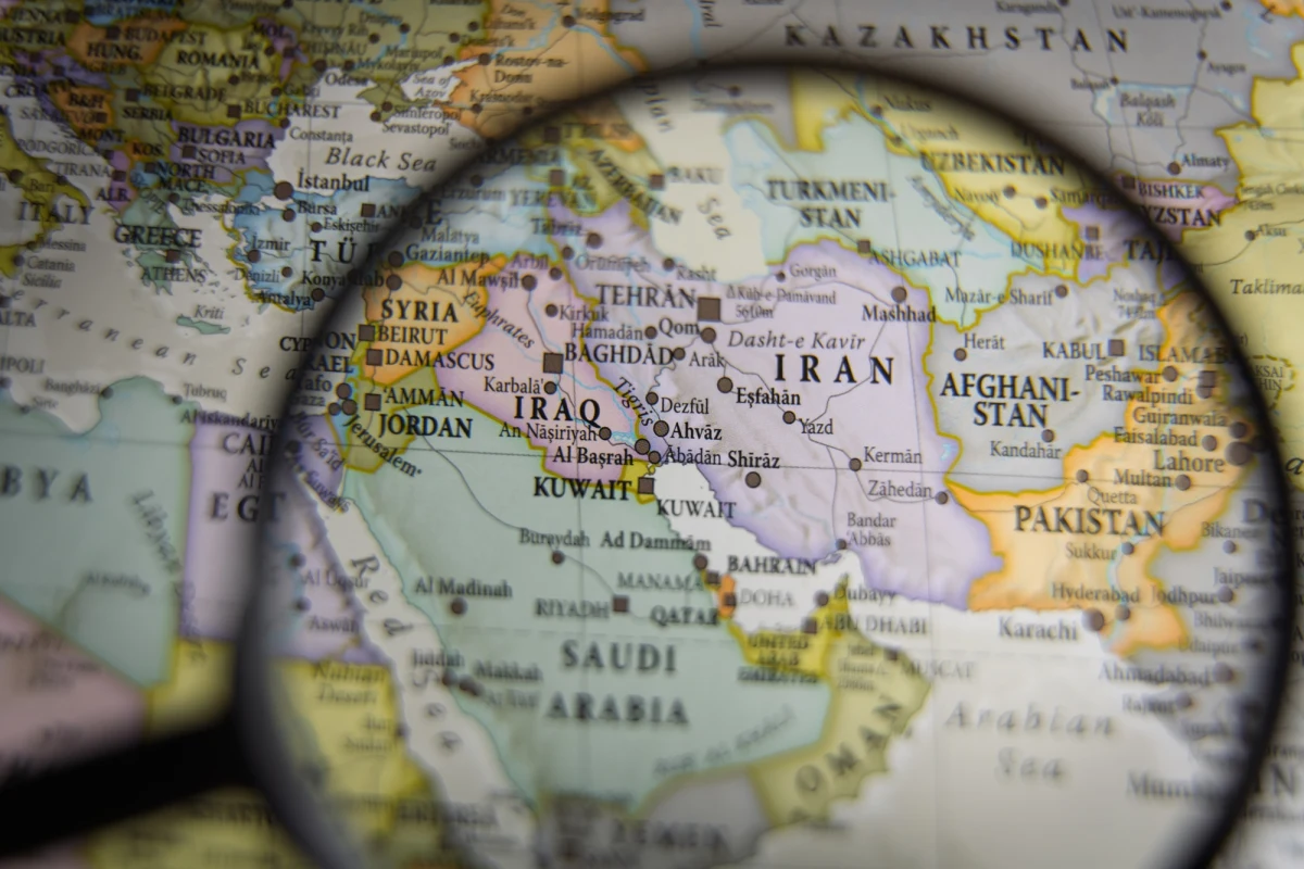Arabia Saudyjska prowadzi zaawansowane rozmowy na temat paktu o nieagresji z Iranem i innymi państwami Bliskiego Wschodu. Inicjatywa, inspirowana procesem helsińskim z lat 70., ma na celu zażegnanie napięć i ustanowienie nowych zasad bezpieczeństwa w jednym z najbardziej zapalnych regionów świata.