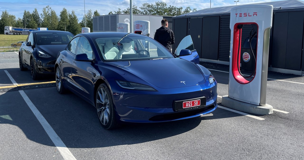 Tesla testuje wirtualną kolejkę do ładowarek . Nowe zasady dla kierowców