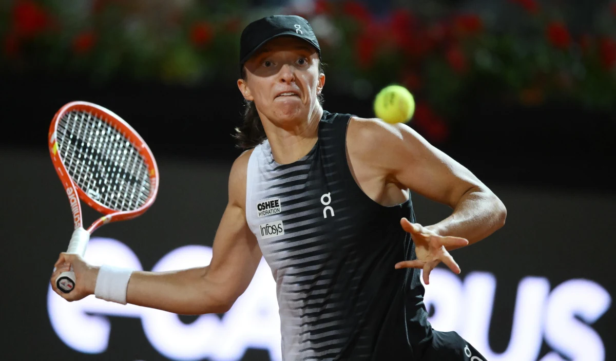 Niestety, Iga Świątek nie powalczy o czwarty triumf w turnieju rangi WTA 1000 na kortach ziemnych w Rzymie. Polka odpadła w półfinale, przegrywając 4:6, 6:2, 2:6 z Ukrainką Eleną Switoliną. Dobre wieści są jednak takie, że nasza tenisistka zachowa trzecie miejsce w światowym rankingu.