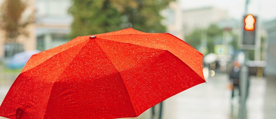 Pogoda w weekend przyniesie typowo wiosenną aurę. Nie zabraknie zarówno chwil ze słońcem, jak i przelotnych opadów deszczu, a także burz. Sprawdź szczegóły prognozy pogody Instytutu Meteorologii i Gospodarki Wodnej na sobotę i niedzielę - 16 i 17 maja. 