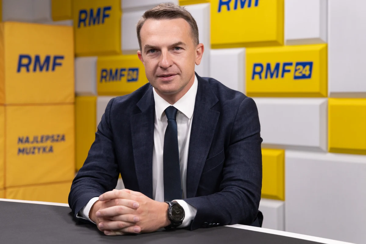 "Wojska amerykańskie w Polsce są i będą" – zapewniał w Porannej rozmowie w RMF FM rzecznik rządu Adam Szłapka, pytany o trwające zamieszanie wokół obecności wojskowej USA nad Wisłą. Nasz gość wskazał, że dla Polski obowiązujące jest m.in. zapewnienie, które otrzymał prezydent Nawrocki, iż reorganizacja amerykańskiej obecności wojskowej w Europie nie obejmie naszego kraju. Zapewnienie to pojawiło się jednak jeszcze przed najnowszymi doniesieniami o redukcji. "Nie ma żadnych planów rekonstrukcji rządu" – powiedział rzecznik.