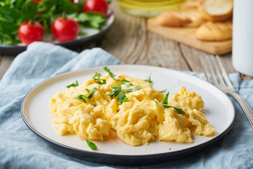 Te składniki psują całą jajecznicę. Przez nie cholesterol szybuje w górę