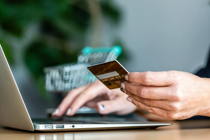 Polacy kochają zakupy online. Jak sprawdzić nieznany sklep internetowy?