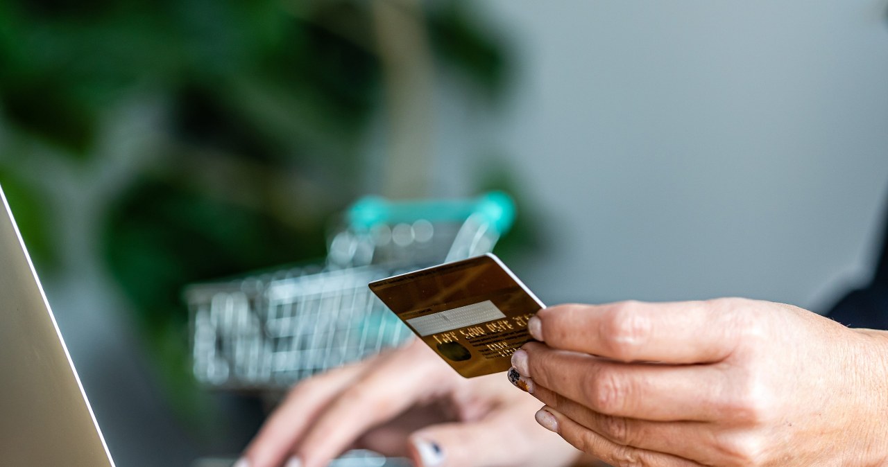 Polacy kochają zakupy online. Jak sprawdzić nieznany sklep internetowy?