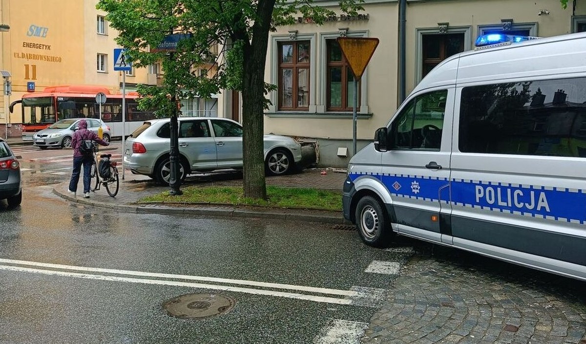 Wjechał Porsche w ścianę budynku. Błyskawiczny wyrok
