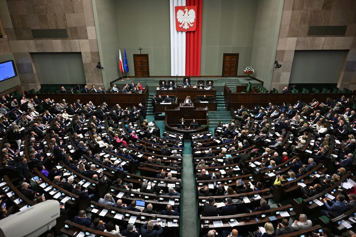 Sejm po raz trzeci uchwalił ustawę o rynku kryptoaktywów, która wyznacza Komisję Nadzoru Finansowego jako organ nadzorczy nad tym rynkiem. Głosowało 441 posłów, za było 241, przeciw 200, nikt się nie wstrzymał. Teraz ustawa trafi do Senatu. Dwie poprzednie rządowe ustawy w tej sprawie zostały zawetowane przez prezydenta Karola Nawrockiego. "Prezydent Nawrocki dostanie więc trzecią szansę" - skomentowała minister klimatu i środowiska Paulina Hennig-Kloska. W głosowaniu nie wziął udział prezes PiS Jarosław Kaczyński.