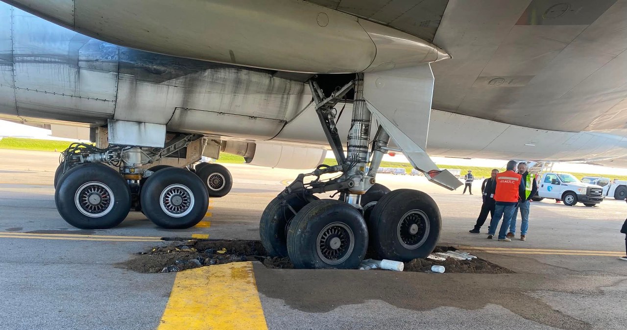 Boeing 747 zapadł się na płycie lotniska Carrasco. Trzeba było go wyciągać