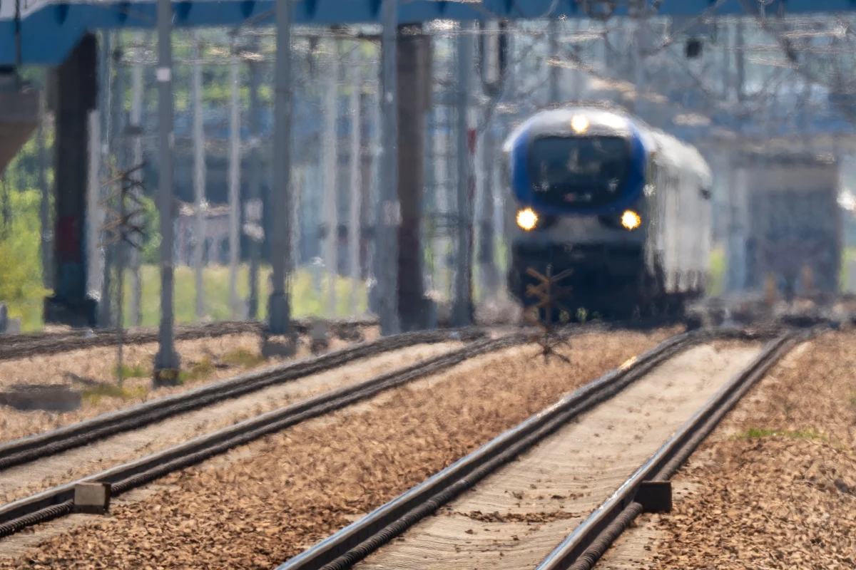 PKP Polskie Linie Kolejowe uruchomiły nowe Centrum Sterowania Ruchem Kolejowym w Zawadzie (Lubelskie). Inwestycja o wartości ok. 130 mln zł jest finansowana z KPO - poinformowała w piątek spółka.