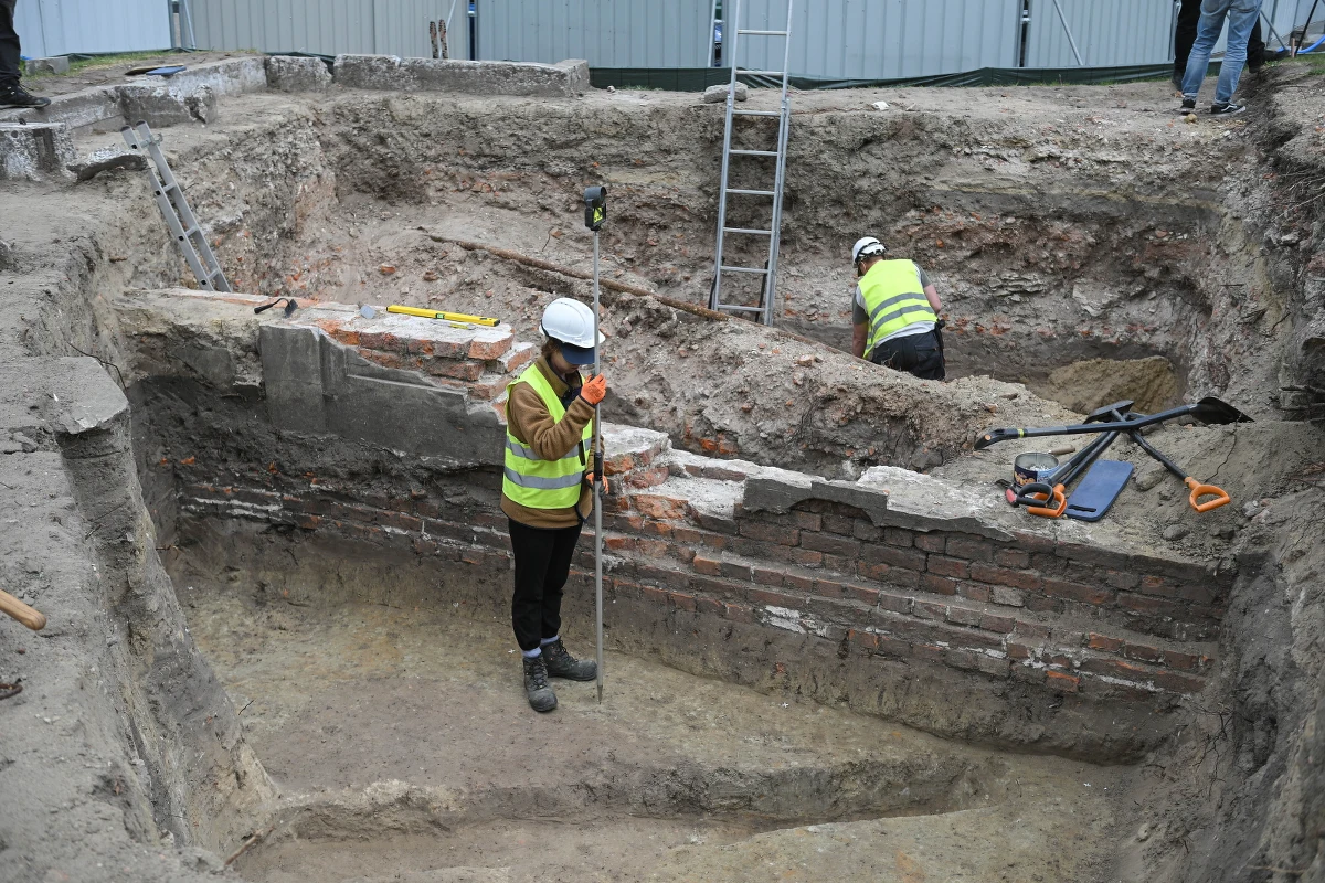 Niezwykłe odkrycie archeologów w Warszawie. W okolicy Pałacu Brühla odsłonięto fragment murów będących częścią przedwojennego ogrodu MSZ - poinformowała w mediach społecznościowych spółka Pałac Saski.