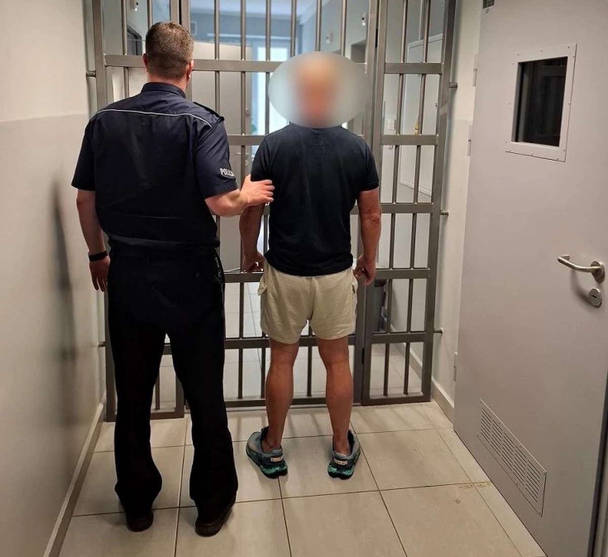 Policja zatrzymała dwóch mężczyzn podejrzanych o wyłudzanie przedpłaconych kart paliwowych. Oszuści podszywali się pod różne firmy, działając na szkodę przedsiębiorstwa wydającego karty. Straty firmy oszacowano na pół miliona złotych.