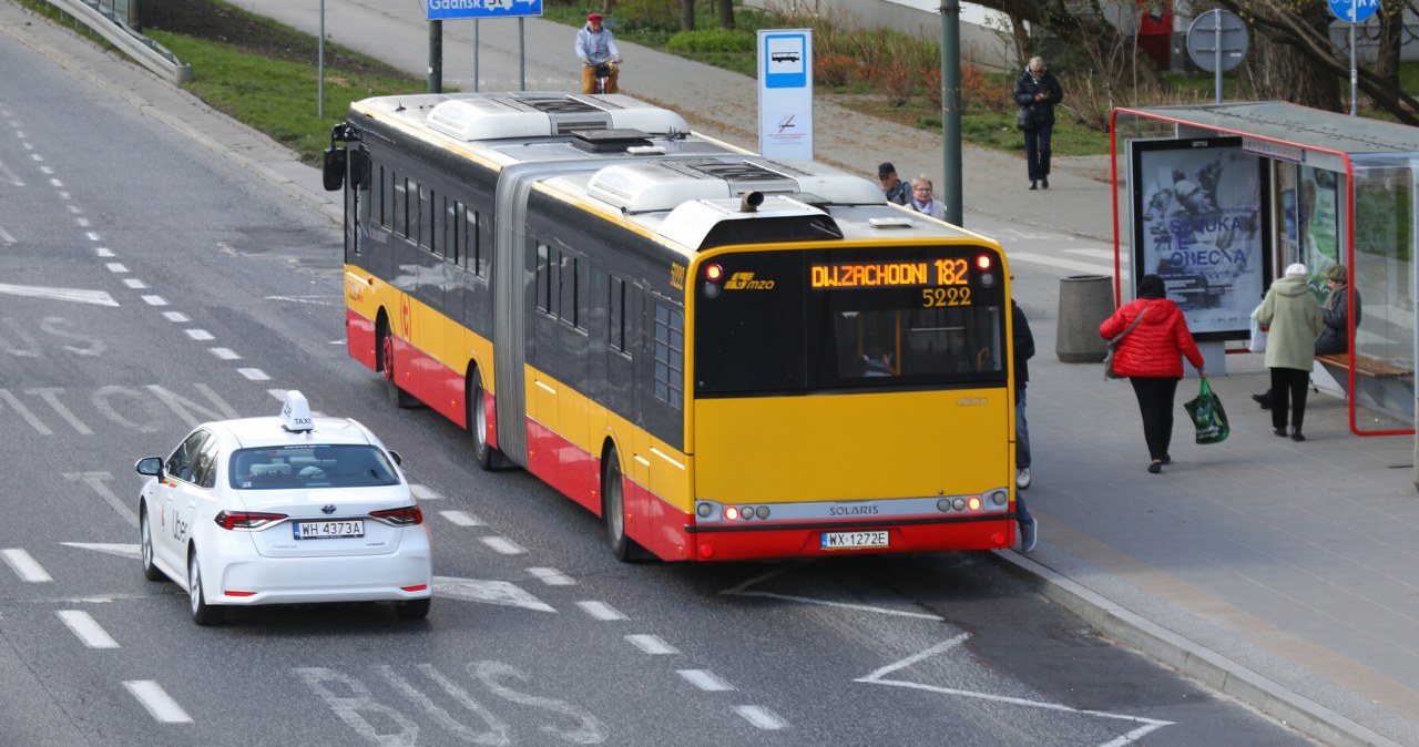 Autobus rusza z przystanku. Za znakiem D-42 panuje ważna zasada