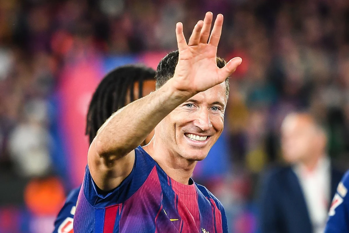 Ostatnie dni w stolicy Katalonii upływają pod znakiem spekulacji i niepewności. Hiszpańskie media, w tym prestiżowy dziennik „Sport”, informują, że Robert Lewandowski jest o krok od ogłoszenia swojego odejścia z FC Barcelony. Po czterech latach pełnych sukcesów, rekordów i niezapomnianych chwil, 37-letni napastnik może już wkrótce pożegnać się z kibicami na Spotify Camp Nou.