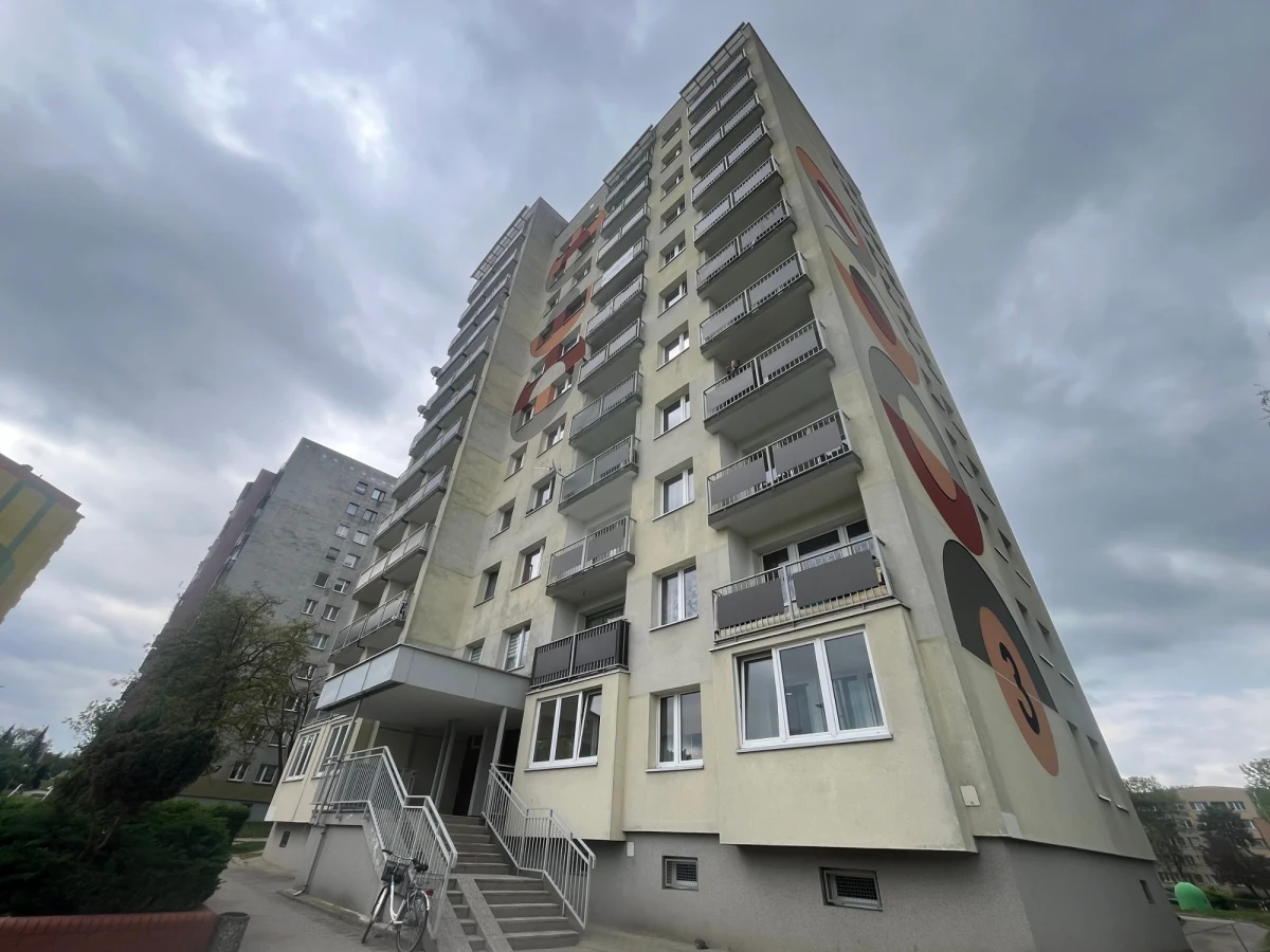 Komenda Powiatowa Policji w Lubinie informuje o zakończeniu obławy na domniemanego sprawcę strzelaniny w tym mieście. 21-latek zastrzelił się podczas policyjnej interwencji.