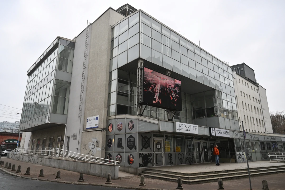 W Teatrze Polskim we Wrocławiu narasta konflikt na linii dyrekcja-pracownicy. Część aktorów oraz związek zawodowy "Solidarność" stanowczo sprzeciwiają się zwolnieniom kilkunastu osób, w tym wielu artystów. Dyrekcja tłumaczy decyzje koniecznością realizacji nowej wizji artystycznej i zmianami organizacyjnymi. Protestujący wskazują jednak na złamane obietnice i korporacyjne metody zarządzania.