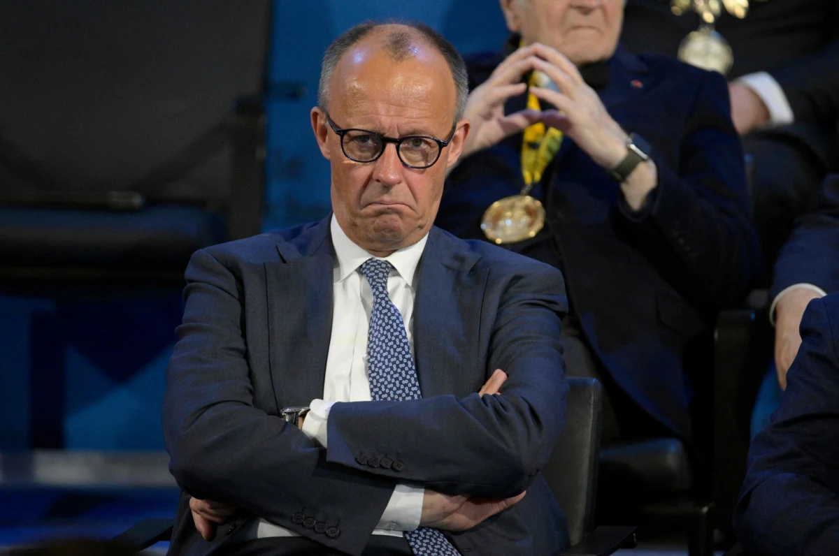 Kanclerz Niemiec Friedrich Merz nie przebierał w słowach podczas swojego wystąpienia w Wuerzburgu, gdzie otwarcie przyznał, że jego podziw dla Stanów Zjednoczonych „nie rośnie”. W szczerej rozmowie z młodzieżą na Zjeździe Katolików Niemieckich szef rządu przyznał, że dziś nie zachęcałby swoich dzieci do wyjazdu do USA, by tam zdobywały wykształcenie i pracowały.