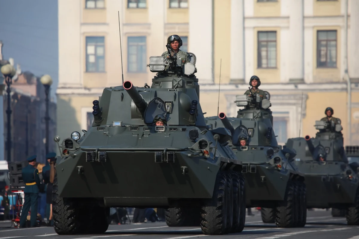 Rosja przygotowuje się do ataku na NATO – alarmuje Carsten Breuer, Inspektor generalny Bundeswehry. W opublikowanej w piątek rozmowie z niemieckim dziennikiem "Sueddeutsche Zeitung" generał twierdzi, że "różne wskaźniki, zbrojenia, rozbudowa personelu, kwestie gospodarcze i polityczne, wskazują na jeden moment - rok 2029". Jak jednak zaznacza, do agresji może dojść nawet wcześniej.