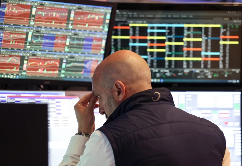 Wall Street krwawi, ropa drożeje. Rośnie niepokój przed weekendem