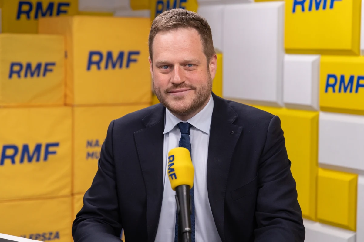 "To byłaby fatalna wiadomość, ale my przed tym ostrzegaliśmy. Dobre relacje z USA są gwarantem bezpieczeństwa" - mówił na antenie radia RMF FM Janusz Cieszyński z PiS, który był Gościem Krzysztofa Ziemca, zapytany o kwestię wycofania amerykańskich wojsk z Polski. "Mam nadzieję, że minister Kosiniak-Kamysz ma rację, polskie bezpieczeństwo bez względu na to, kto rządzi jest najważniejsze" - dodał Cieszyński. Zapytany o kuluary spotkania klubu PiS, na którym doszło do awantury, były minister cyfryzacji z rządu PiS odpowiedział: "My się dużo mniej kłócimy, niż o tym piszą media. Nie było żadnych krzyków podczas wyjazdowego spotkania klubu".