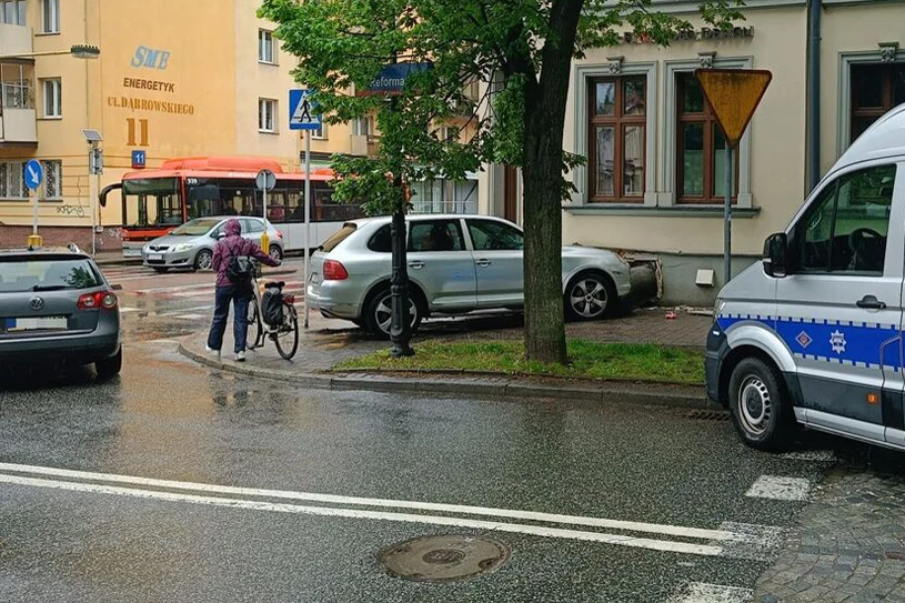 Mając 3 promile, wjechał Porsche w budynek. Wyrok zapadł w 48 godzin