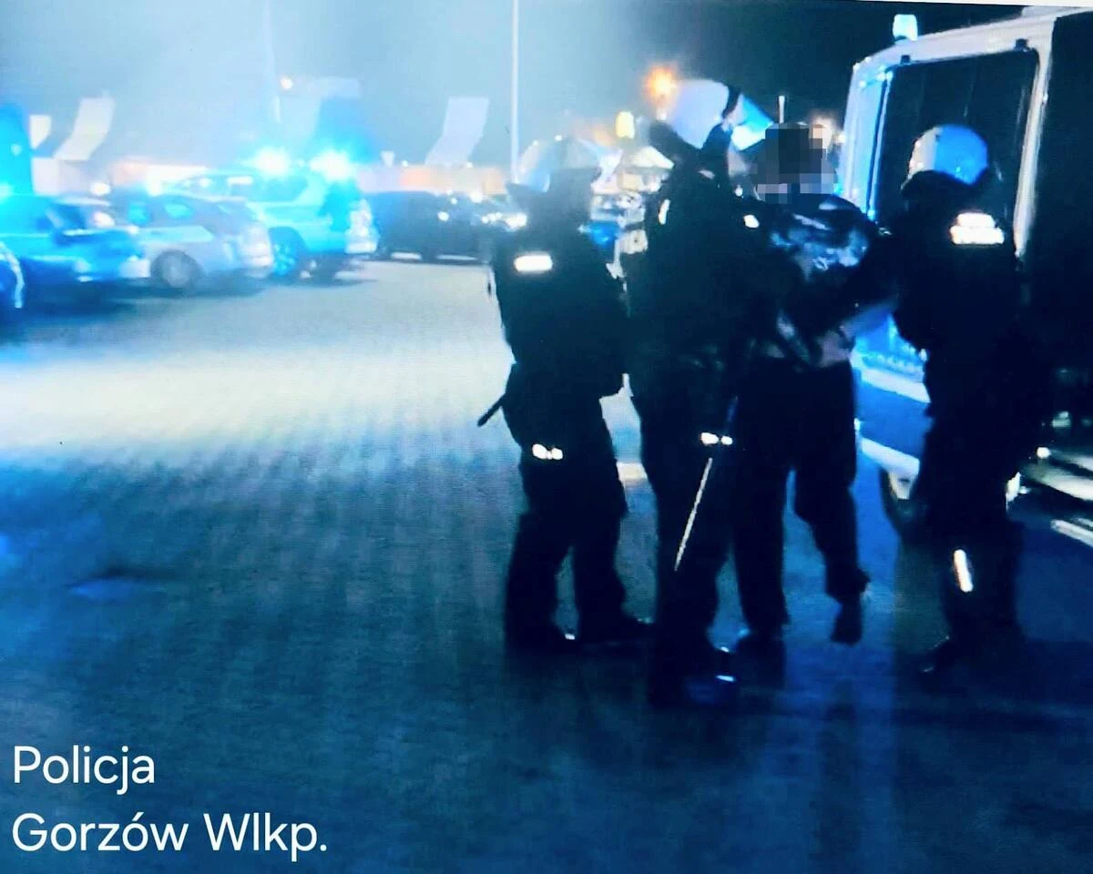 Dzięki interwencji policji nie doszło do niebezpiecznego starcia kibiców na trasie S3 w Gorzowie Wielkopolskim. Funkcjonariusze musieli użyć gazu oraz pałek, by powstrzymać grupę kibiców piłkarskich ze Szczecina przed wtargnięciem na ekspresówkę, którą wracali fani żużla z Zielonej Góry. 