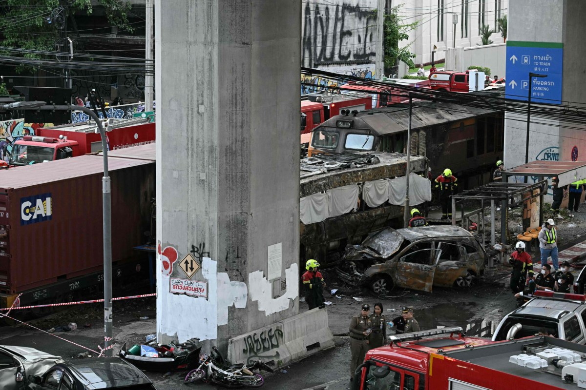Pociąg wpadł w autobus, pojazdy stanęły w płomieniach. Wiele ofiar